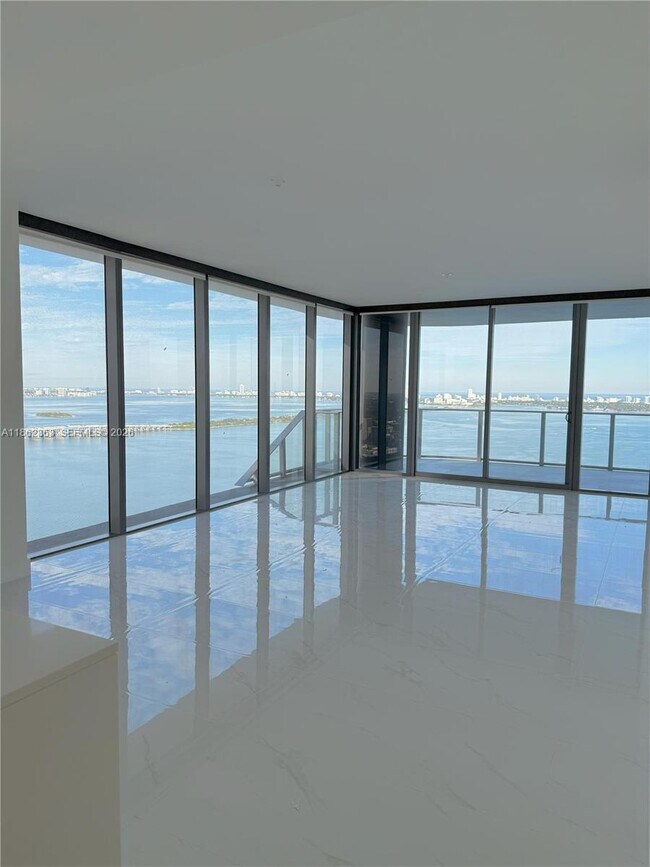 Foto del edificio - 700 NE 24th St