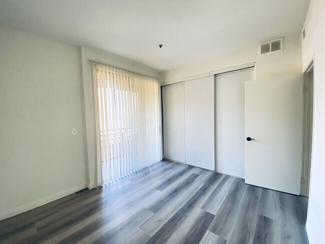 Foto del edificio - 1220 N Las Palmas Ave