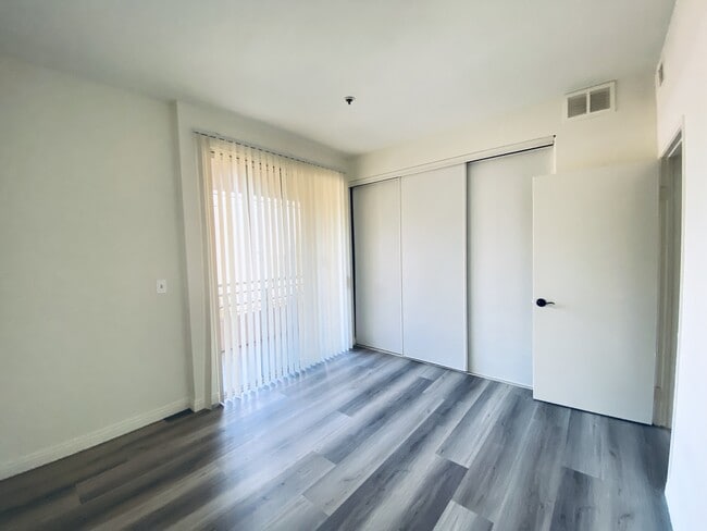 Building Photo - 1220 N Las Palmas Ave