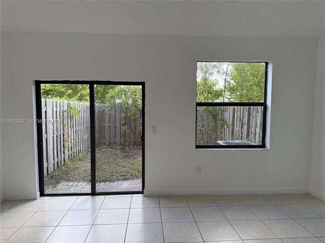 Foto del edificio - 607 NE 208th Terrace