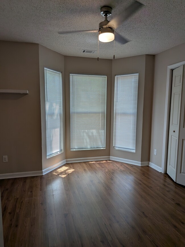 Building Photo - 223 Ridge Bend Dr