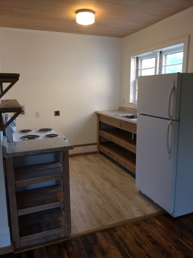 Kitchen - 1006 Mt Tabor Rd