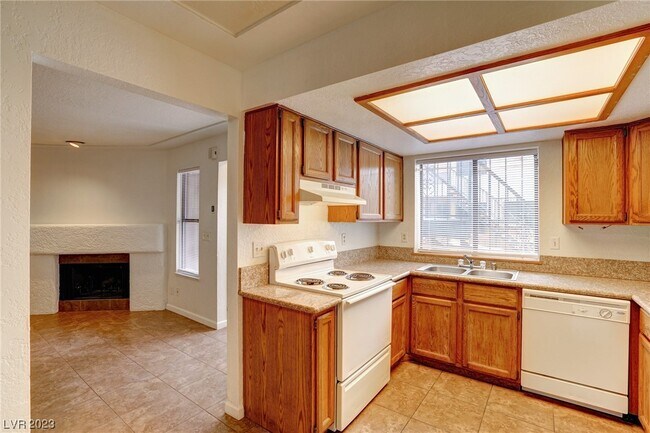 Building Photo - 2117 Sun Ave