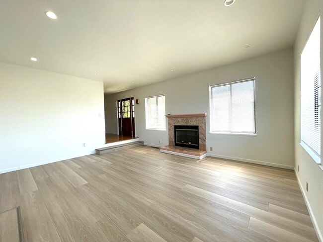 Building Photo - Newly Renovated 4BR / 2.5BA Home with Partial Bay Views.