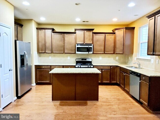 Building Photo - 708 Hidden Oak Ln