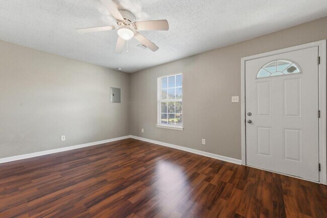 Building Photo - 352 Morton Ave.