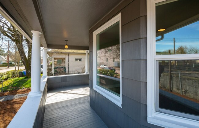 Foto del edificio - Charming Fully Renovated Home in the Heart of Southeast Portland