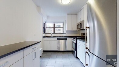 Building Photo - 400 E 89th St