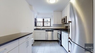 Building Photo - 400 E 89th St