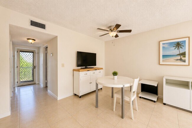 Foto del edificio - 6700 Royal Palm Blvd