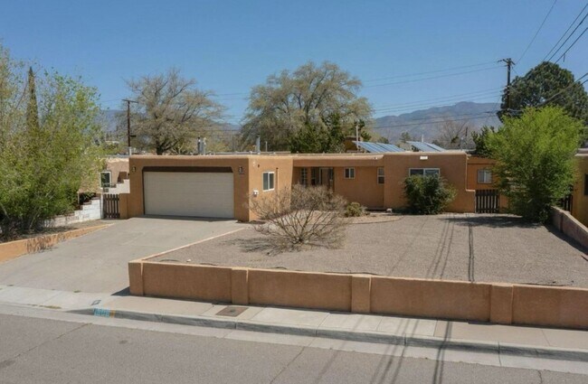 Foto del edificio - 3 Bedroom, 2-Bathroom, Close to everything...