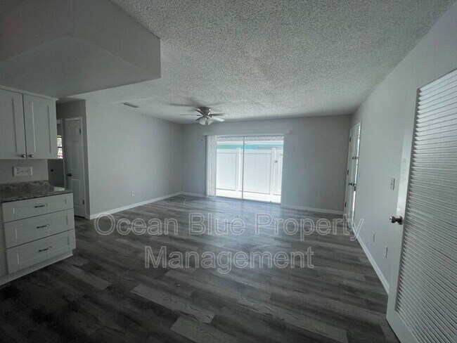 Building Photo - 401 S Fernwood Ave