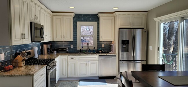Foto del edificio - Shorewood 4 Bedroom 4 Car Garage