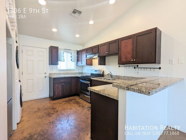 Building Photo - 1306 E 9th St