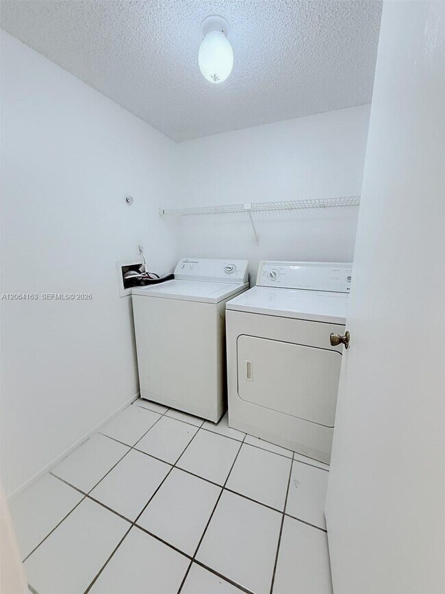 Foto del edificio - 3212 Coral Lake Ln