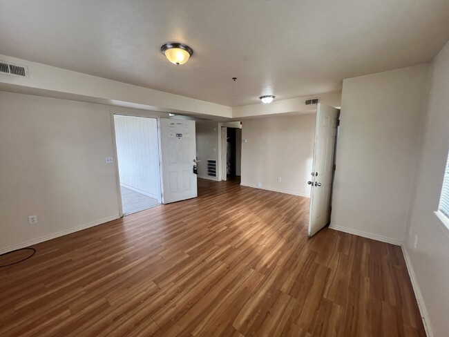 Building Photo - 1/2 FIRST MONTHS RENT---2bed zero deposit ...