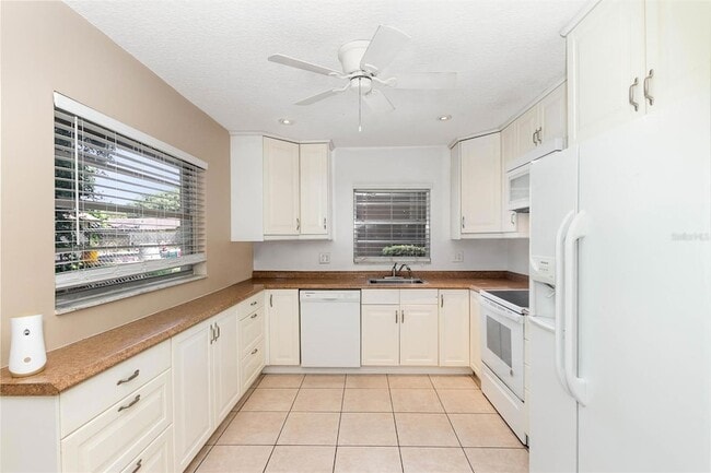 Building Photo - 823 Field St