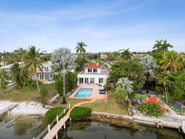 Photo - 114 S Lake Dr House