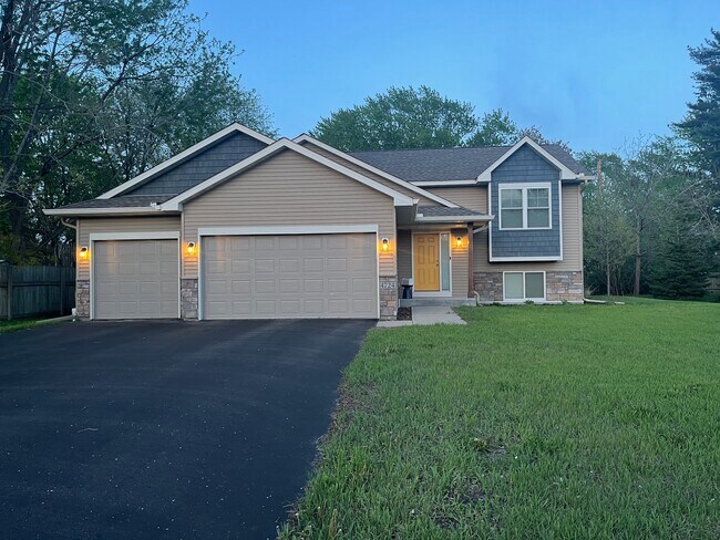 Foto del edificio - 4724 Lakeland Ave N