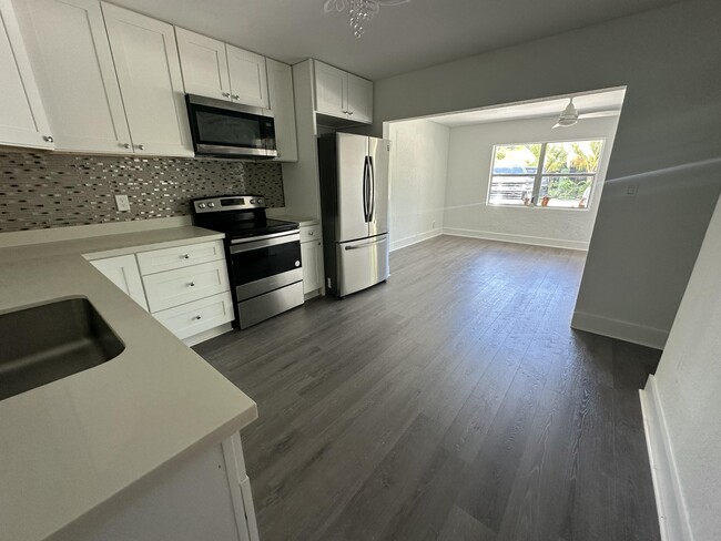 Building Photo - 823 Helena Dr