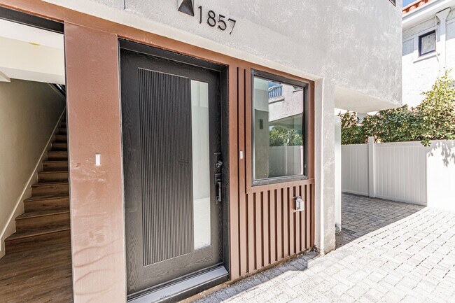 Foto del edificio - New 4BR/4BA Townhome | Designer Finishes |...