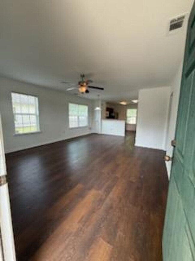 Building Photo - Convenient Southside Bungalo