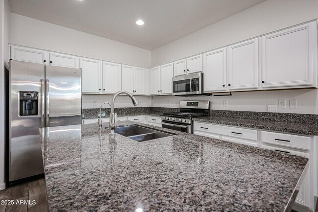 Foto del edificio - 13159 W Rowel Rd