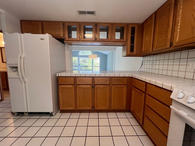 Building Photo - Three bedroom townhouse near Ashland Commu...