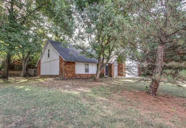 Building Photo - 4 Bed / 3 Bath in West Tulsa!