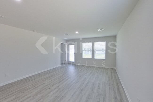 Foto del edificio - 14220 Ruffian Ave