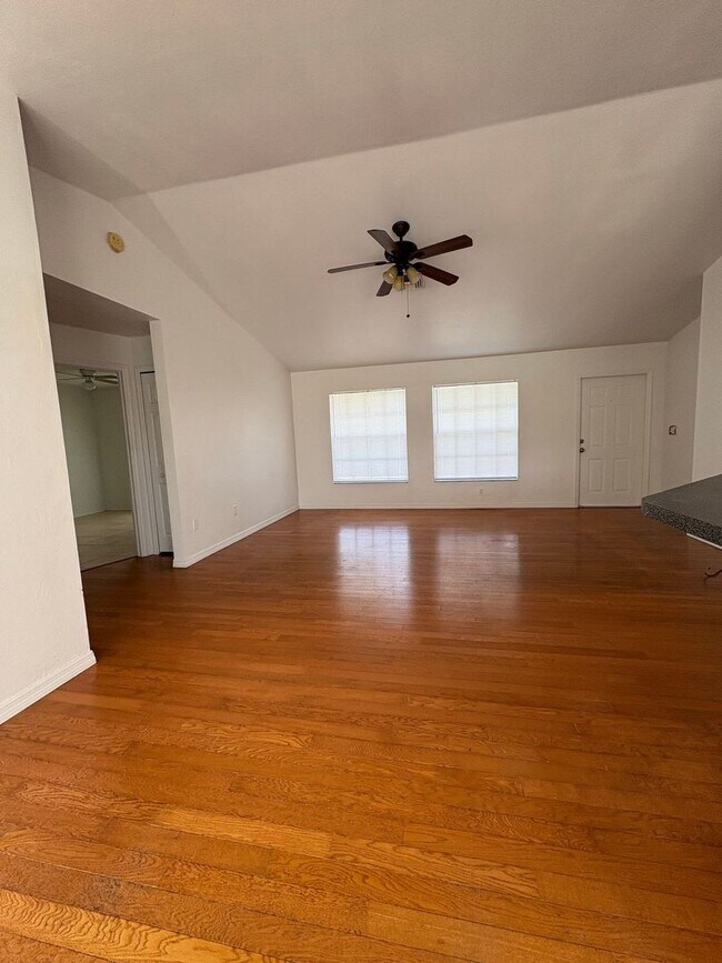 Building Photo - Freshly painted 3 bed 2 bath home w/fenced...