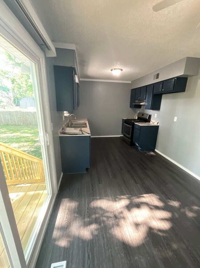 Building Photo - Large 3 bedroom with fenced in yard