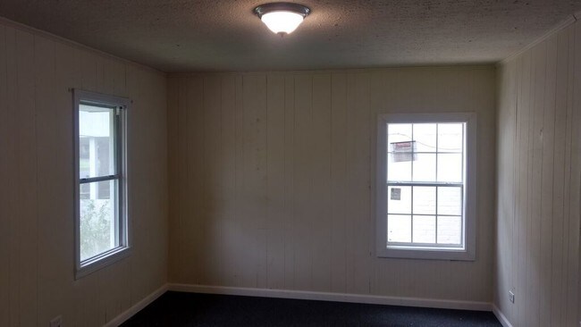 Building Photo - 607 Lazarre Ave