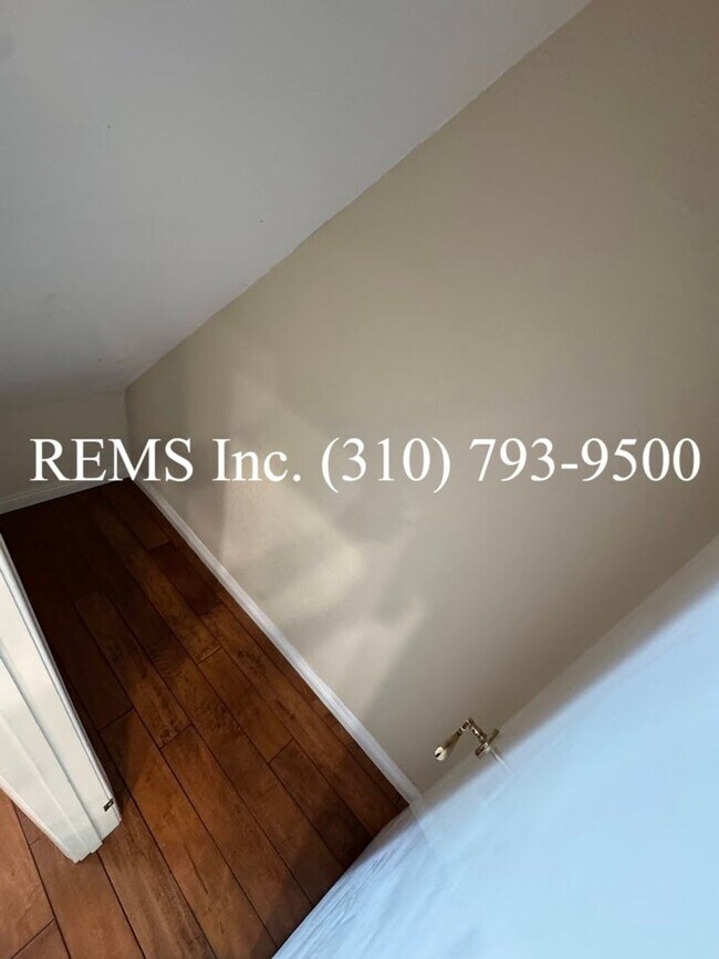 Foto del edificio - Refurbished Townhome with Laundry Hookups ...