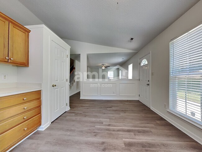 Foto del edificio - 5548 Timbertop Ln