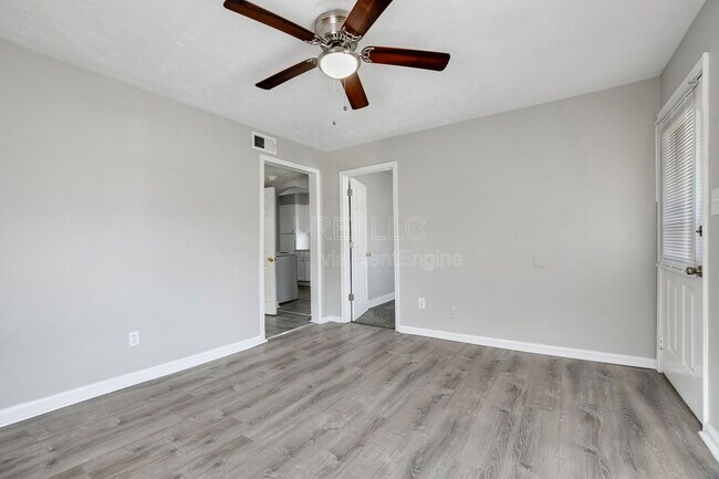 Building Photo - 4110 La Salle Ave