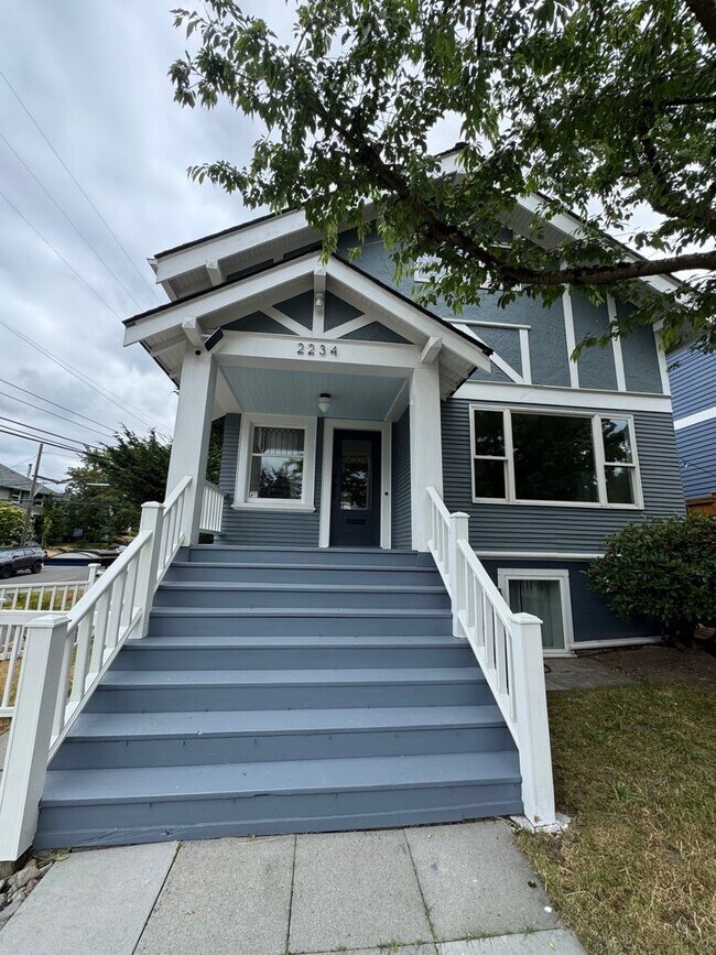 Foto del edificio - Warm & cozy 5 bed 2.5 bath home in the hea...