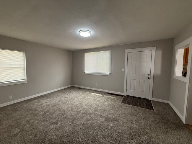 Building Photo - 2/1 Updated Hillyard Home
