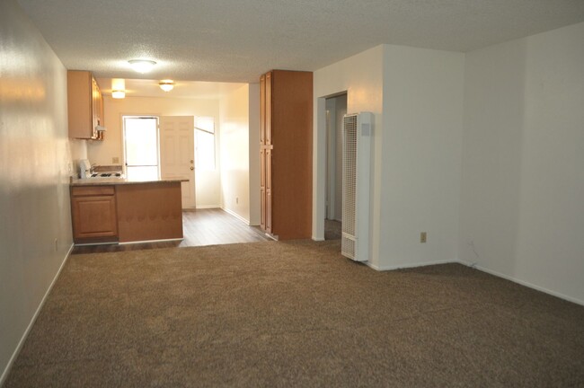 Building Photo - Single-Story 2-Bedroom Duplex in Redlands!