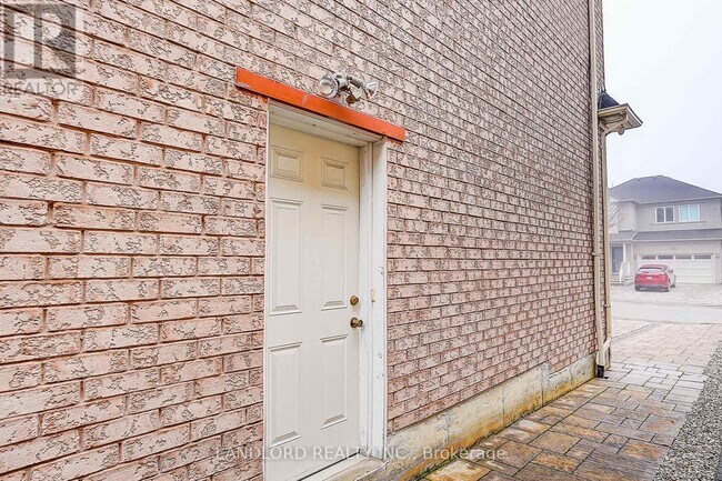 Photo du bâtiment - 8 Wood Dale Rd