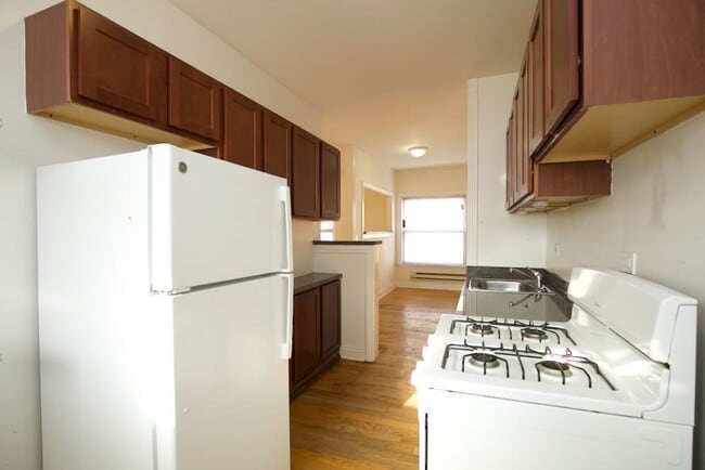 Building Photo - 830 W Waveland Ave