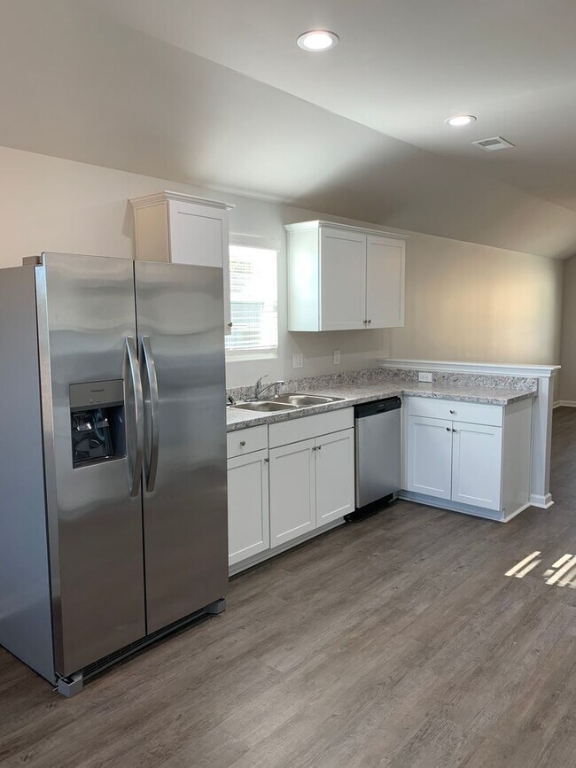 Foto del edificio - *Pre-leasing* Three Bedroom | Two Bath Hom...