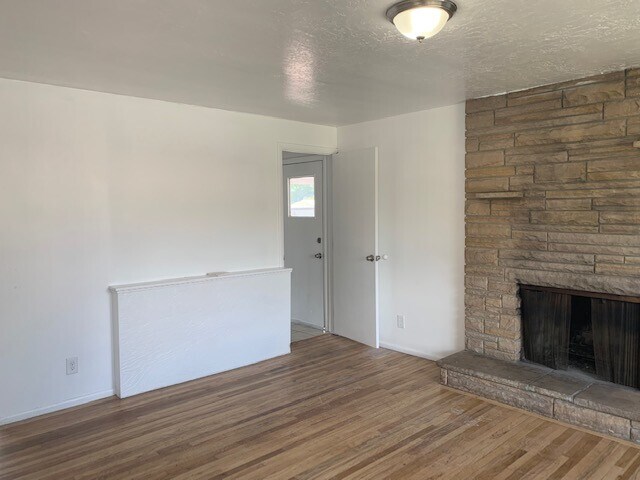 Building Photo - Cutler Road Duplex