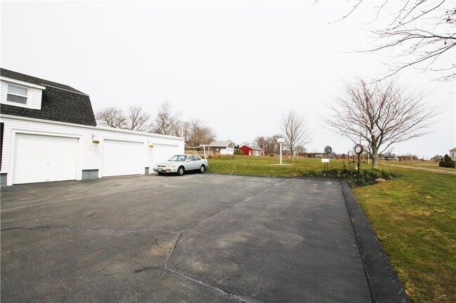 Building Photo - 563 Aquidneck Ave