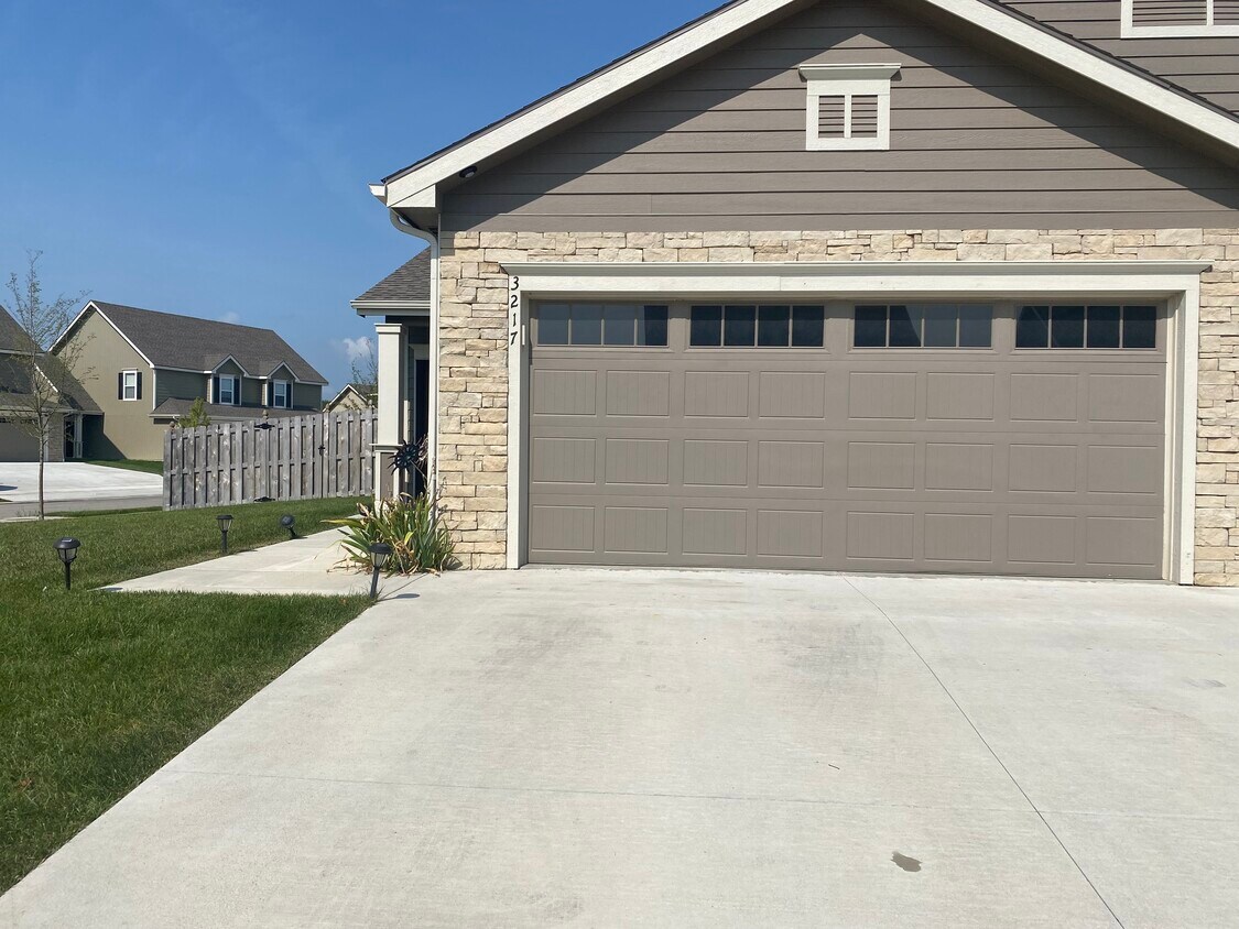 Front - 3120 W 31st Ter