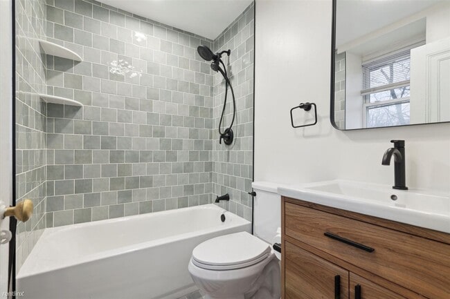 Building Photo - 6 br, 4 bath House - 5400 WOODCREST AVE Un...