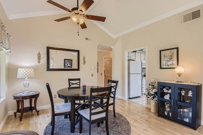 Foto del edificio - 2 Bedroom 1 Bath - Single Level Townhome Available mid June