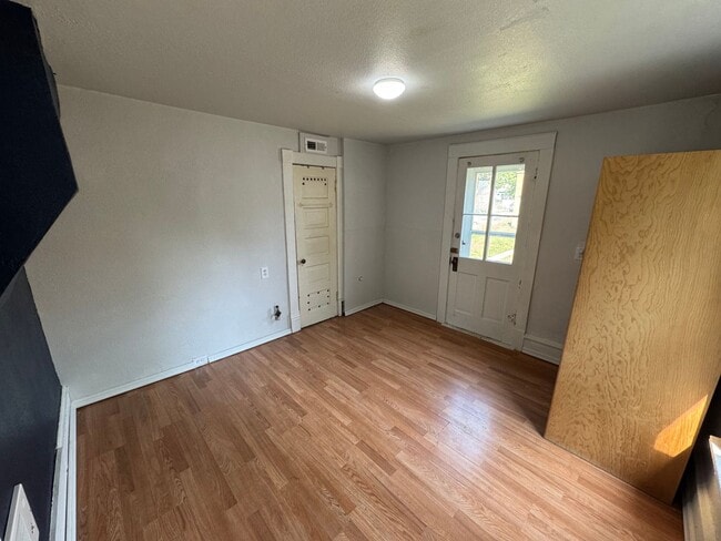 Building Photo - Cozy Home