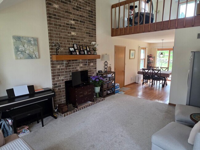 Foto del edificio - 3 bedroom 2 bath Hartland home with Arrowhead schools!