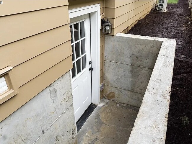 Puerta principal - 5050 NE 8th Ave